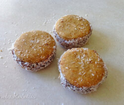 Alfajores con dulce de dátiles. Ornela Recetas.