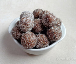 Bombones de Cajú, Dátiles y Algarroba. Ornela Recetas.
