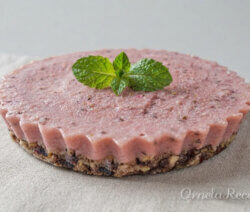 Tarta helada de Frutos secos y Frutillas. Ornela Recetas.